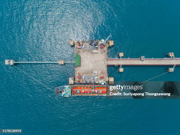 aerial top view oil or lpg ship tanker load/unload at loading dock from refinery on the sea. - tank top stock-fotos und bilder