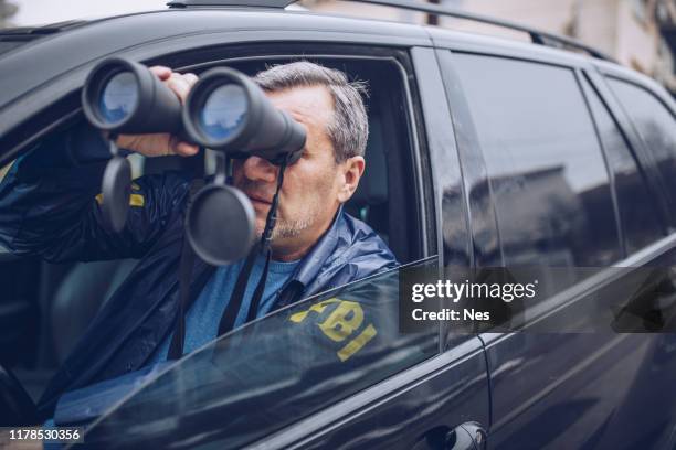 senior fbi-agent in actie - fbi agent stockfoto's en -beelden