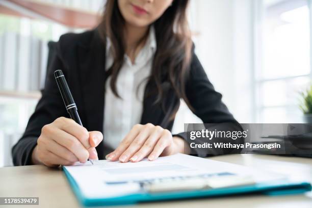 business signing a contract buy - debt photos et images de collection