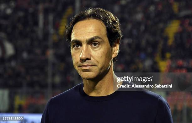 Alessandro Nesta head coach of Frosinone Calcio looks on during the Serie B match between US Cremonese and Frosinone Calcio at Stadio Giovanni Zini...