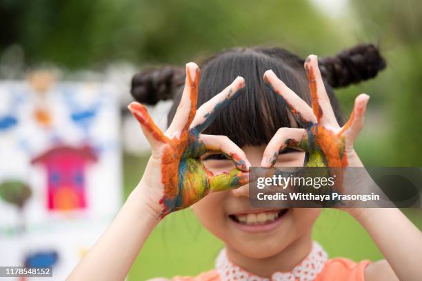 paint hands - 4 girls finger painting foto e immagini stock