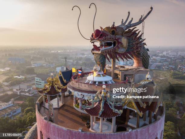 wat samphran, dragon temple in the sam phran district in nakhon pathom province near bangkok, thailand. - wat samphran fotografías e imágenes de stock