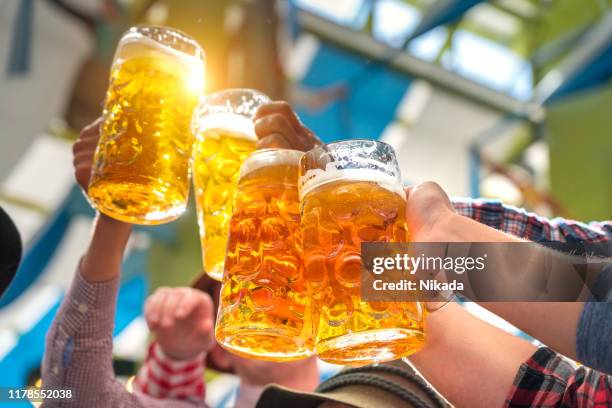 bier glazen in tent op het oktoberfest in münchen - munich stockfoto's en -beelden