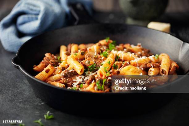 hälsosam penne pasta med gröna linser - serveringsklar bildbanksfoton och bilder