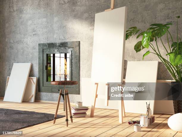 暖炉とアーティストのキャンバスを使用したインテリア - easel ストックフォトと画像