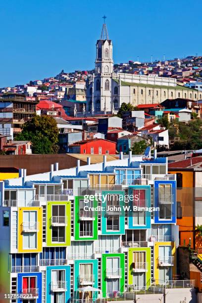 valparaiso , chile colorful buildings - valparaíso chili stockfoto's en -beelden