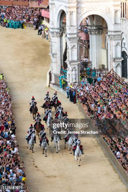 carabinieri (police) on horseback parade around the main square (medieval piazza del campo) at the dress rehearsal (prova generale) of the palio horserace, siena, tuscany, italy august 2019 - prova generale 個照片及圖片檔