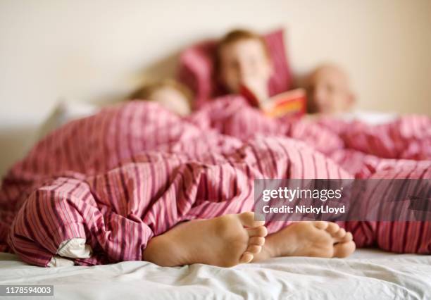 ベッドの中の男の子の足 - barefoot redhead ストックフォトと画像