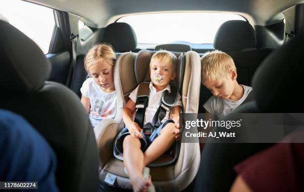 het is een lange reis - family inside car stockfoto's en -beelden