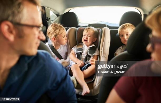 il ne veut pas aller à l'école - baby crying photos et images de collection