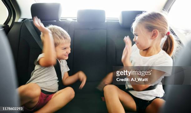 kinderen vechten in de auto - vechten stockfoto's en -beelden