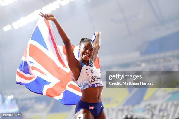 Dina Asher-Smith of Great Britain celebrates after winning gold in the Women's 200 metres final during day six of 17th IAAF World Athletics...