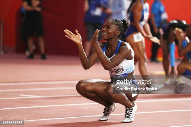 Dina Asher-Smith of Great Britain celebrates after winning gold in the Women's 200 metres final during day six of 17th IAAF World Athletics...