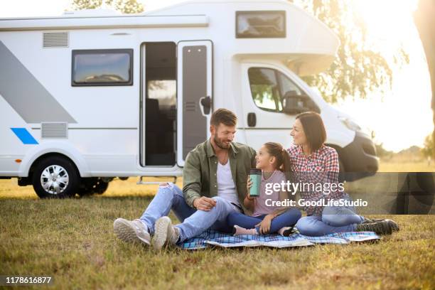 kamperen in een camper - family caravan stockfoto's en -beelden