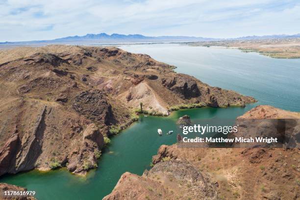 copper canyon is a famous place for cliff jumping on lake havasu. - lake havasu stockfoto's en -beelden