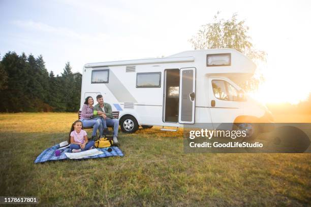 familiecamping - family caravan stockfoto's en -beelden