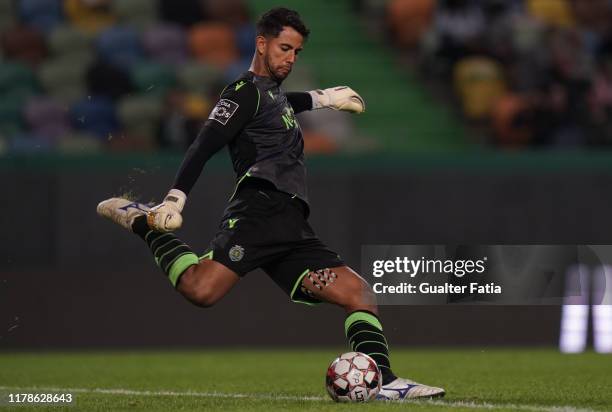 Renan Ribeiro of Sporting CP in action during the Liga NOS match between Sporting CP and Vitoria SC at Estadio Jose Alvalade on October 27, 2019 in...