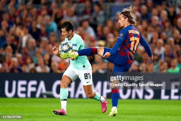 Antoine Griezmann of FC Barcelona competes for the ball with Antonio Candreva of Inter during the UEFA Champions League group F match between FC...