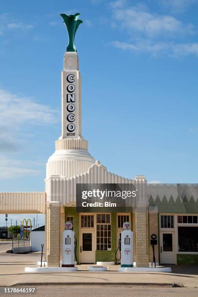 histórico u-drop inn y conoco tower en shamrock, texas - hotel rural fotografías e imágenes de stock