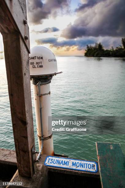 tsunami monitor at hanalei bay, kauai, hawaii - severe weather alert stock pictures, royalty-free photos & images
