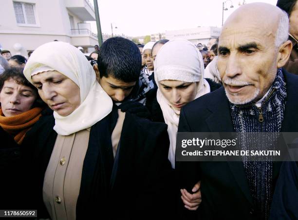 Rkia et Amar (D, les parents et un frère et une soeur de Chahrazad, 18 ans, grièvement brûlée le 13 novembre 2005 par un collègue de travail dont...