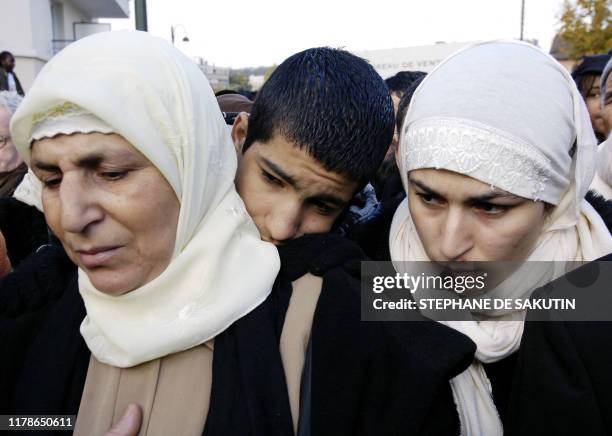 Rkia , la mère, un frère et une soeur de Chahrazad, 18 ans, grièvement brûlée le 13 novembre 2005 par un collègue de travail dont elle a refusé la...