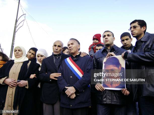 Rkia , Abdel Aziz et Amar , mère, frère et père de Chahrazad , 18 ans, grièvement brûlée le 13 novembre 2005 par un collègue de travail dont elle a...