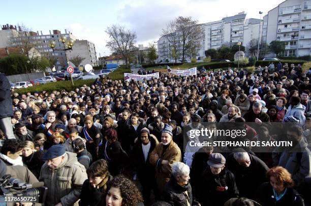 Plusieurs centaines de personnes écoutent les discours, le 27 novembre 2005 à Neuilly-sur-Marne, à l'issue de la marche en hommage à Chahrazad, 18...