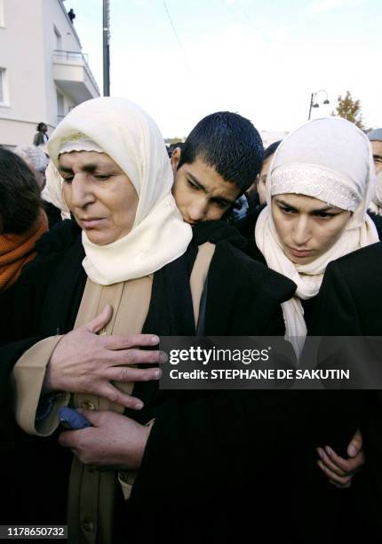 Rkia , la mère, un frère et une soeur de Chahrazad, 18 ans, grièvement brûlée le 13 novembre 2005 par un collègue de travail dont elle a refusé la...