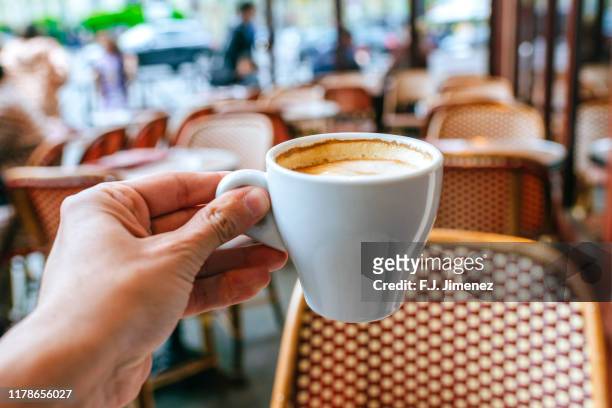 close-up of man's hand with coffee cup in paris bar - café bar 個照片及圖片檔