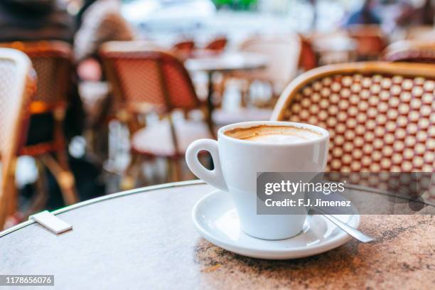 close-up of coffee cup in paris bar - coffee cups table stockfoto's en -beelden