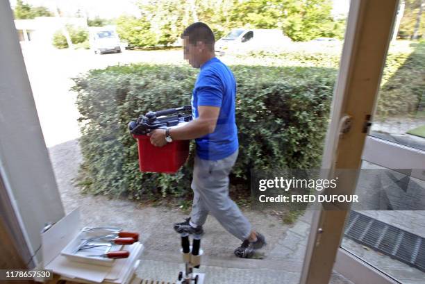 Un ancien détenu travaille, le 10 août 2005 dans une entreprise à Lyon. Le Groupe pour l'emploi des probationnaires aide d'anciens détenus à...