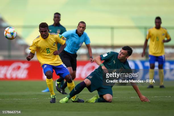 Richie Kwaimamani of Solomon Islands struggles for the ball with Simone Panada of Italy during the FIFA U-17 Men's World Cup Brazil 2019 group F...