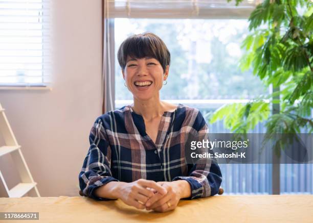 食堂に座っている日本人の母親の肖像 - one mature woman only ストックフォトと画像
