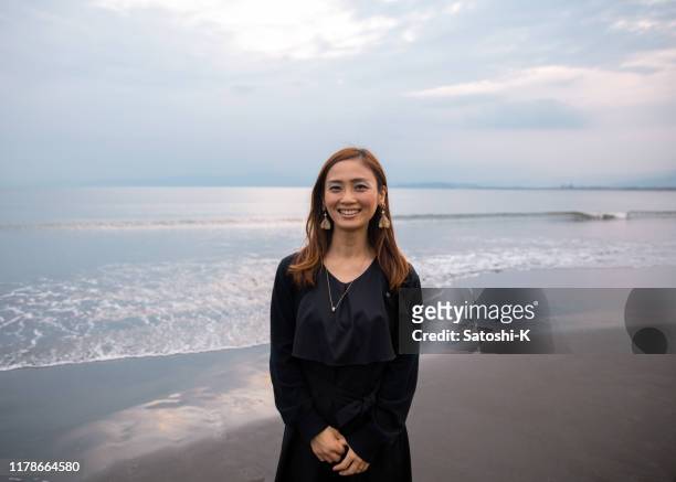 portret van de japanse vrouw staande op het strand - kanagawa stockfoto's en -beelden