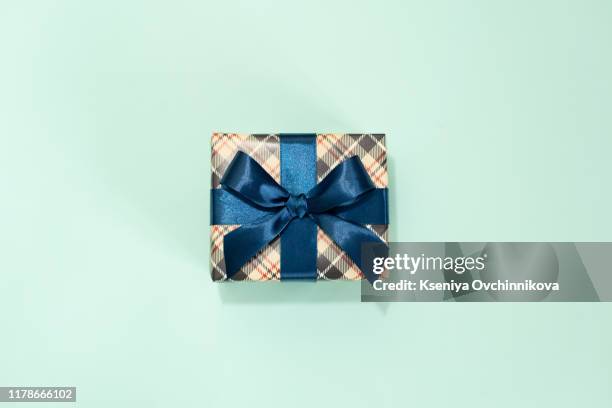 happy father's day greeting card with decorated gift box on blue background. top view. - gift box top stock pictures, royalty-free photos & images