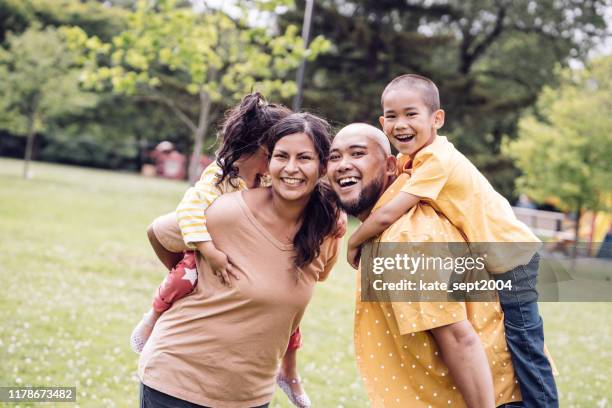 sommeraktivität für kinder - play date stock-fotos und bilder