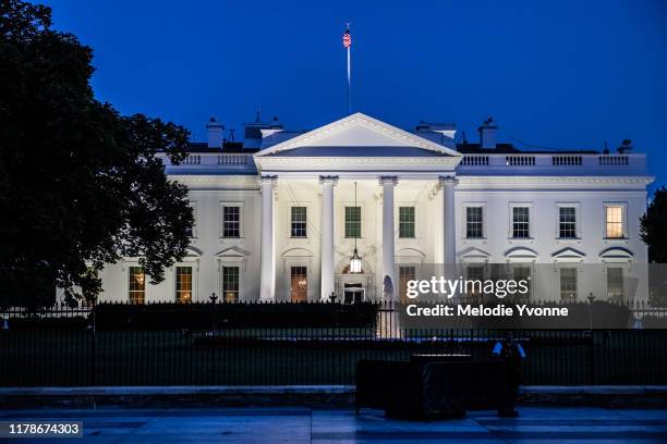 horizontal color photo of white house in washington dc on a clear summer evening - white house washington dc stock pictures, royalty-free photos & images