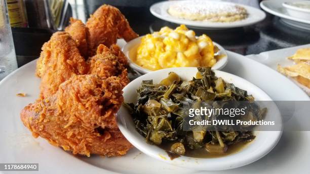 soulfood - fried chicken stockfoto's en -beelden