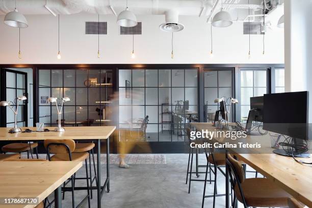 empty modern co-working space - modern office stock-fotos und bilder