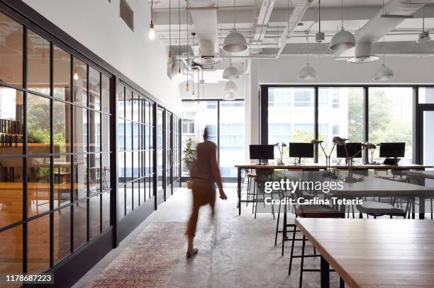 woman walking through a co-working office - open space photos et images de collection