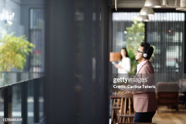 business man looking out a window listening to music - obama meets with minister mentor of singapore stockfoto's en -beelden