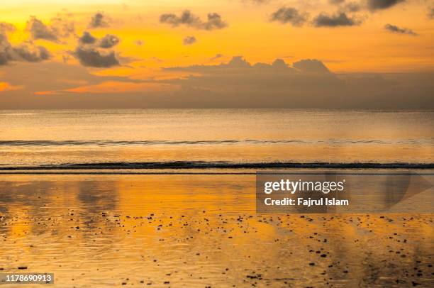 golden time sunset at bali beach, indonesia - zeitstrahl stock-fotos und bilder