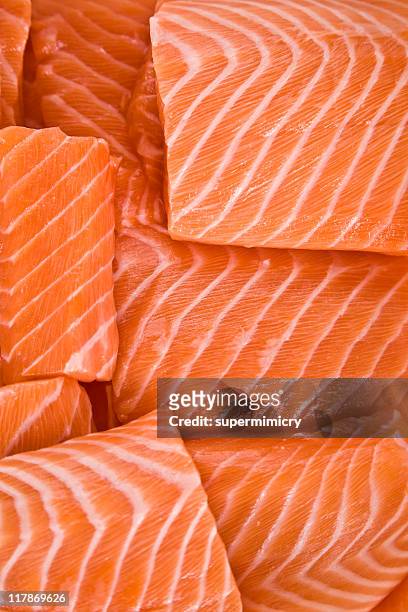 sliced  salmon - salmon steak stockfoto's en -beelden