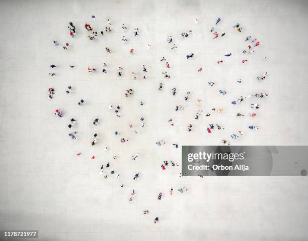 groothoekbeeld van mensen die een hart vormen - aerial view people stockfoto's en -beelden