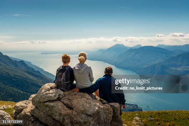 olhando para baixo ao lago garda em italy - lago di garda - fotografias e filmes do acervo