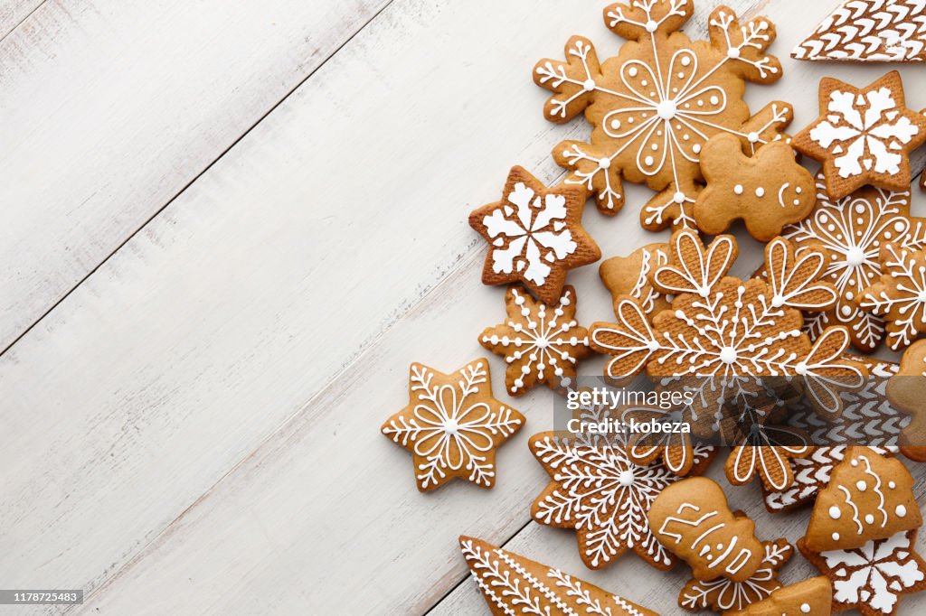 聖誕姜餅餅乾設置在白色木板上