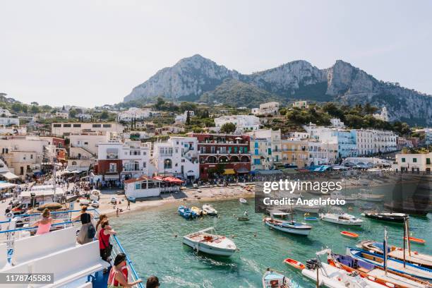 personas en ferry llegando a la isla capri - sierra capri fotografías e imágenes de stock