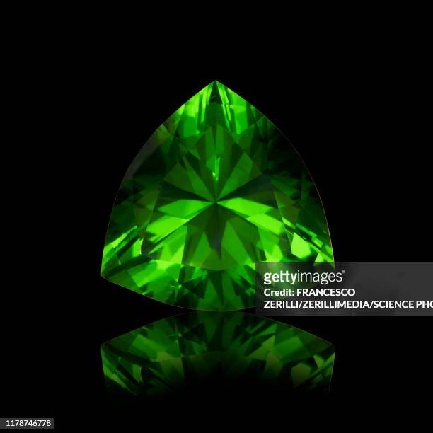 trillion cut emerald - emerald gemstone stockfoto's en -beelden