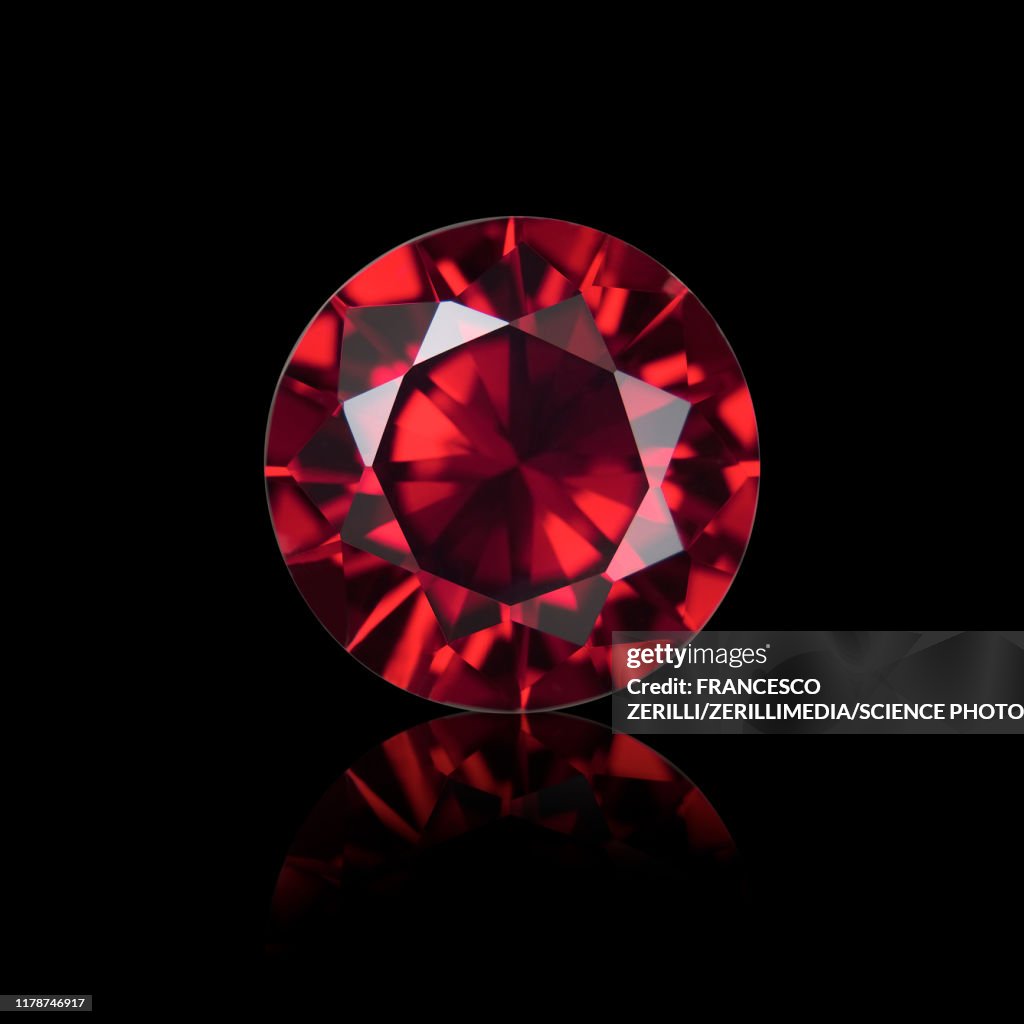 Round cut garnet